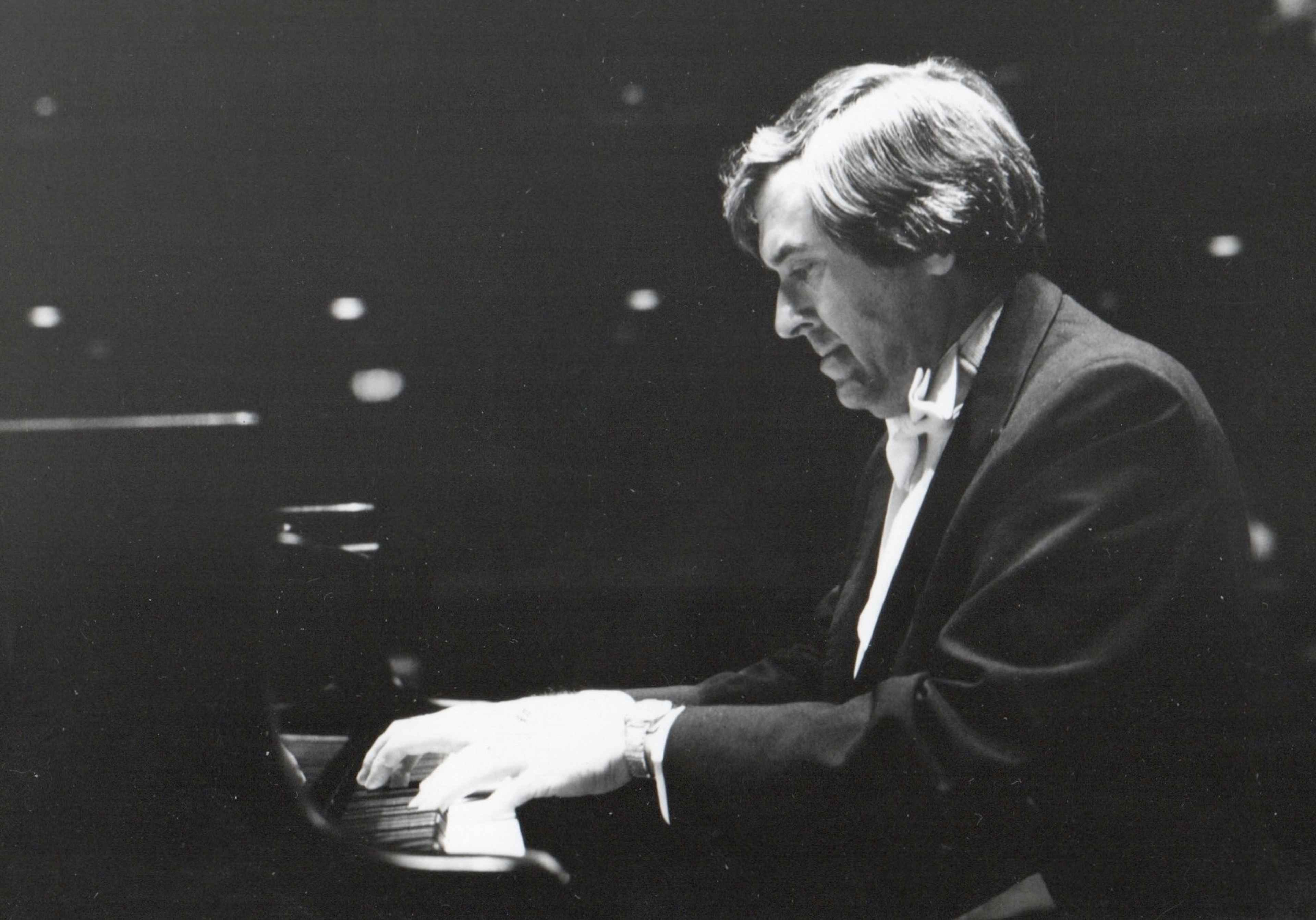 paul lyddon
    playing the piano