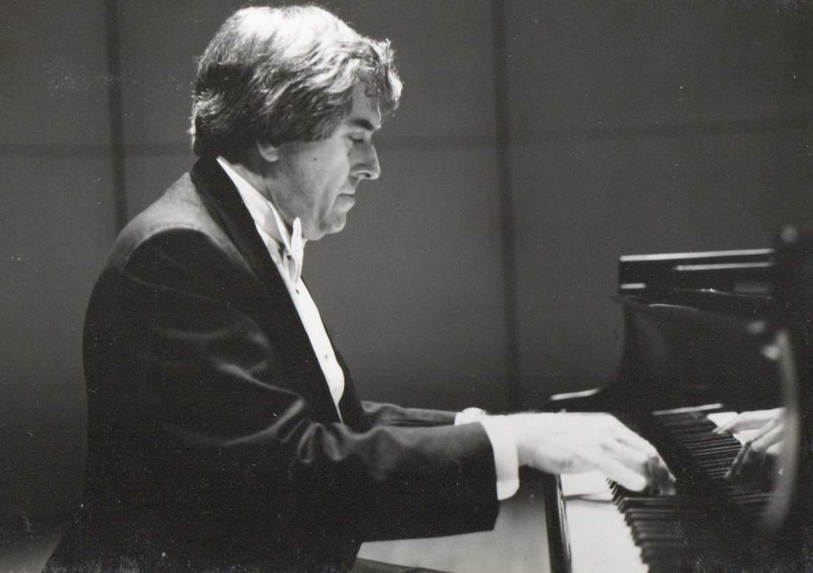 paul lyddon at the
            piano