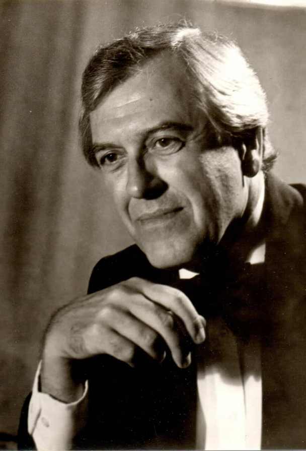 portrait
        photo of middle aged paul lyddon